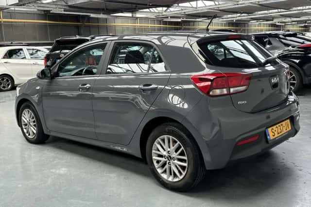 Kia Rio (2023) thumbnail 17