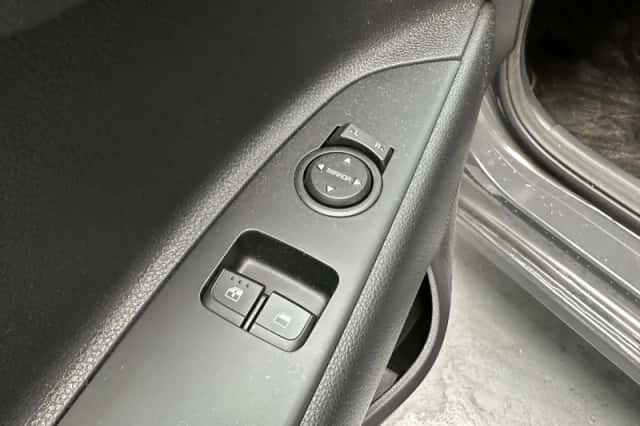 Kia Rio (2023) thumbnail 3