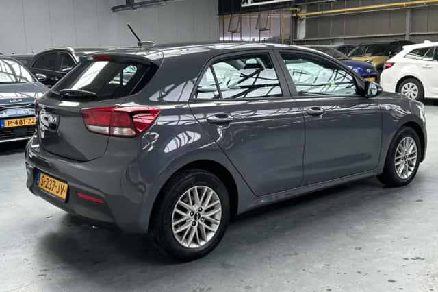 Kia Rio (2023) thumbnail 21
