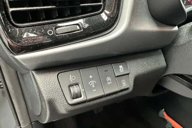 Kia Rio (2023) thumbnail 4