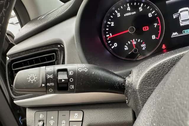 Kia Rio (2023) thumbnail 6