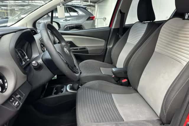 Toyota Yaris (2017) thumbnail 2