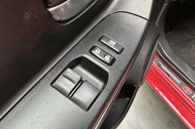 Toyota Yaris (2017) thumbnail 3