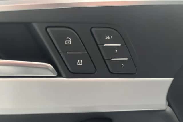 Audi A4 (2017) thumbnail 7