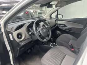 Toyota Yaris (2017) thumbnail 2
