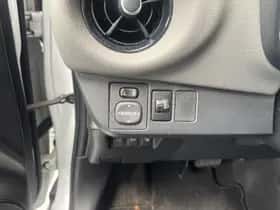Toyota Yaris (2017) thumbnail 15