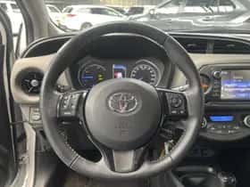 Toyota Yaris (2017) thumbnail 4