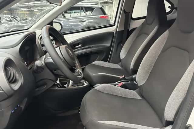 Toyota Aygo (2022) thumbnail 2