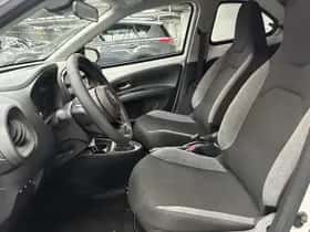 Toyota Aygo (2022) thumbnail 2