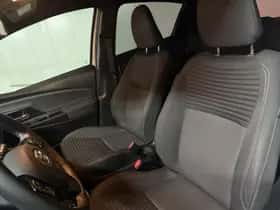 Toyota Yaris (2017) thumbnail 2