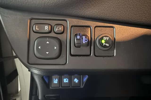 Toyota Yaris (2017) thumbnail 18