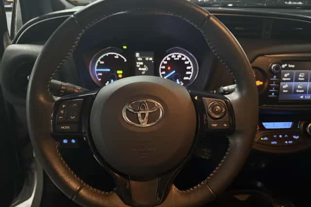 Toyota Yaris (2017) thumbnail 3