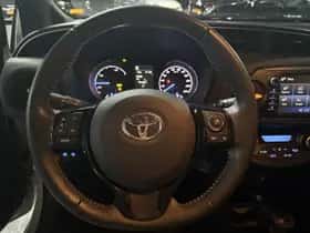 Toyota Yaris (2017) thumbnail 3