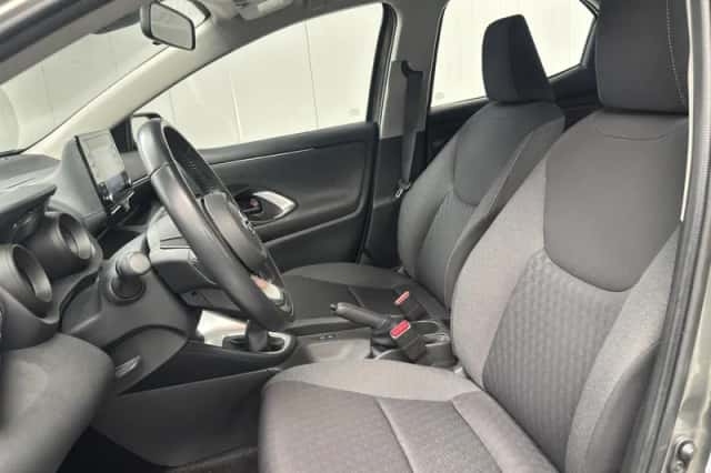 Toyota Yaris (2022) thumbnail 3