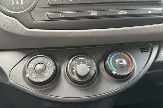 Toyota Yaris (2016) thumbnail 11