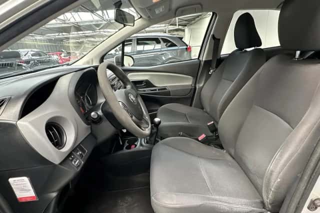 Toyota Yaris (2016) thumbnail 3