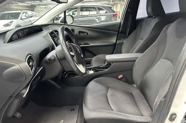 Toyota Prius (2018) thumbnail 2