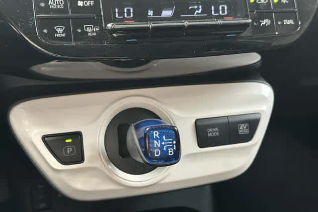 Toyota Prius (2018) thumbnail 16