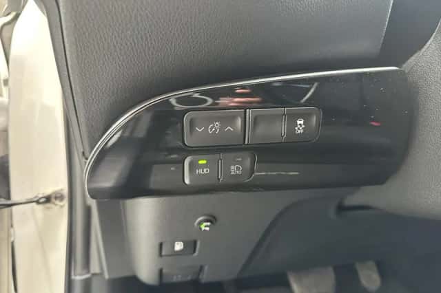 Toyota Prius (2018) thumbnail 4