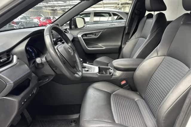 Toyota RAV4 (2022) thumbnail 2