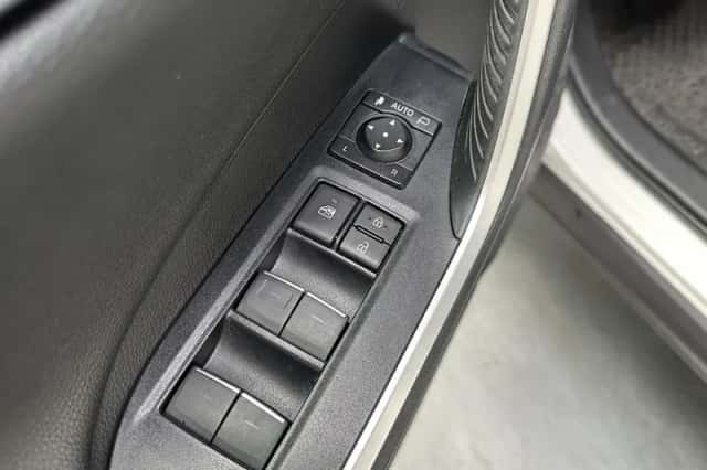 Toyota RAV4 (2022) thumbnail 5