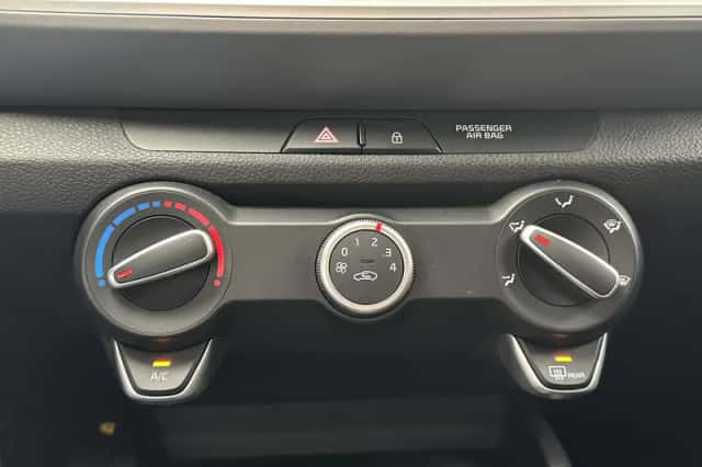 Kia Stonic (2018) thumbnail 14