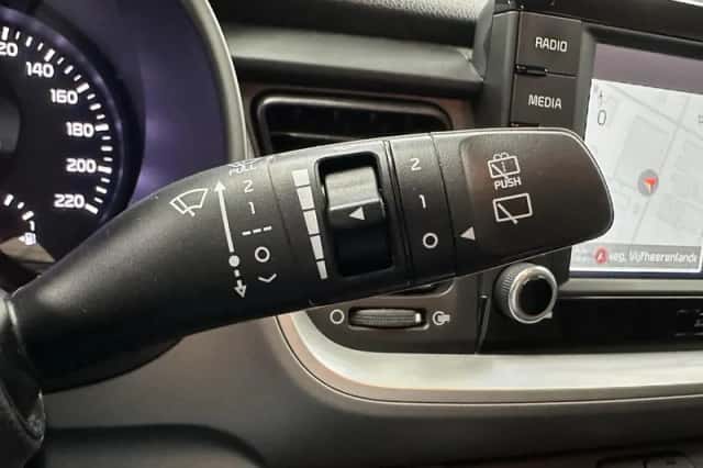 Kia Stonic (2018) thumbnail 9