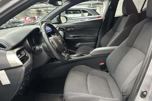 Toyota C-HR (2018) thumbnail 2
