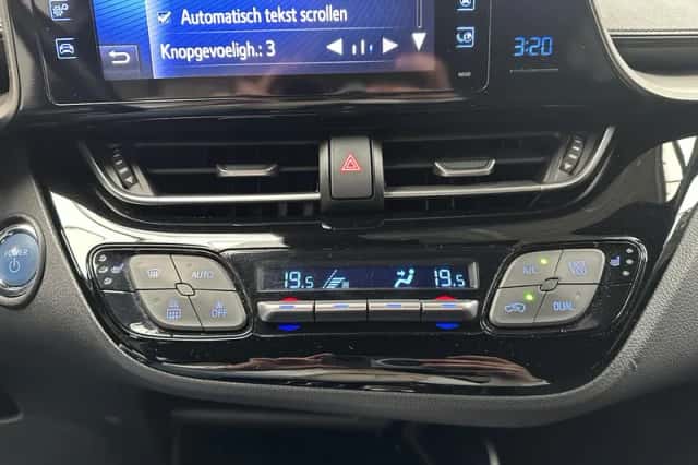 Toyota C-HR (2018) thumbnail 15