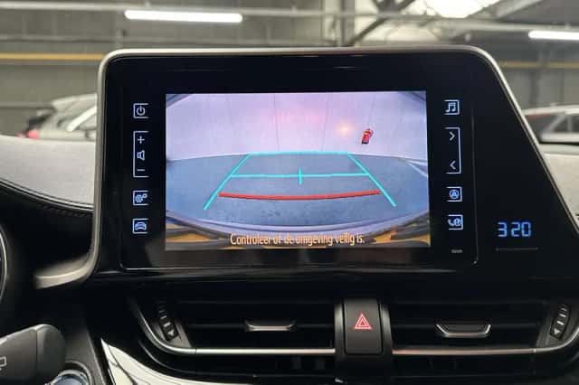Toyota C-HR (2018) thumbnail 17