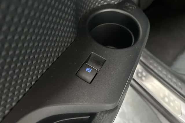 Toyota C-HR (2018) thumbnail 18