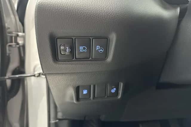Toyota C-HR (2018) thumbnail 3