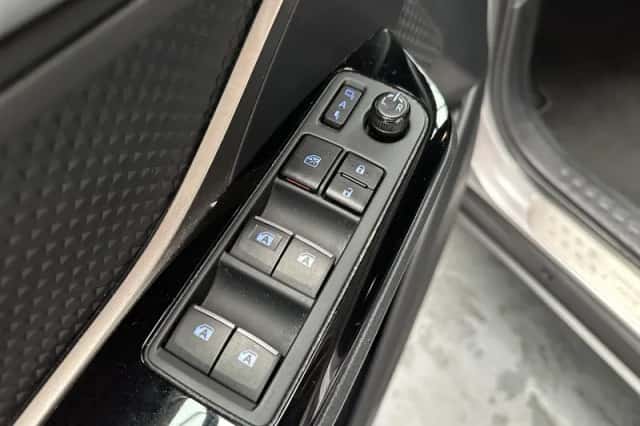 Toyota C-HR (2018) thumbnail 5