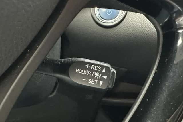 Toyota C-HR (2018) thumbnail 9