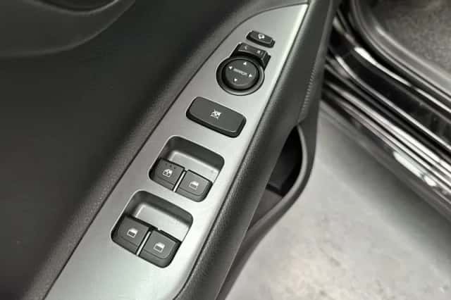 Kia Rio (2021) thumbnail 4