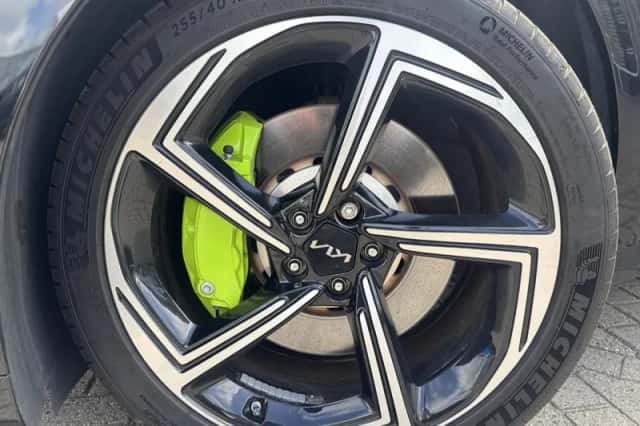 Kia EV6 (2023) thumbnail 2
