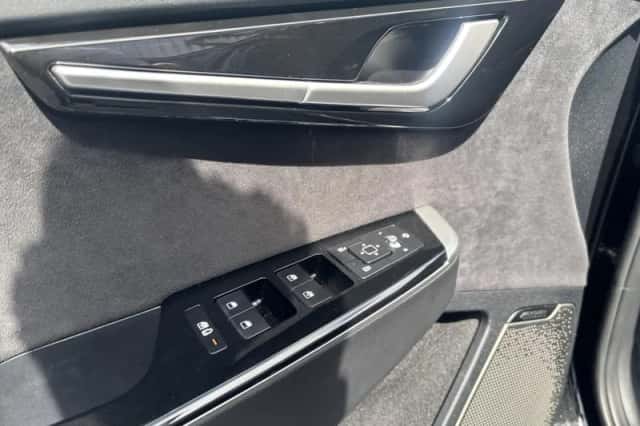 Kia EV6 (2023) thumbnail 4
