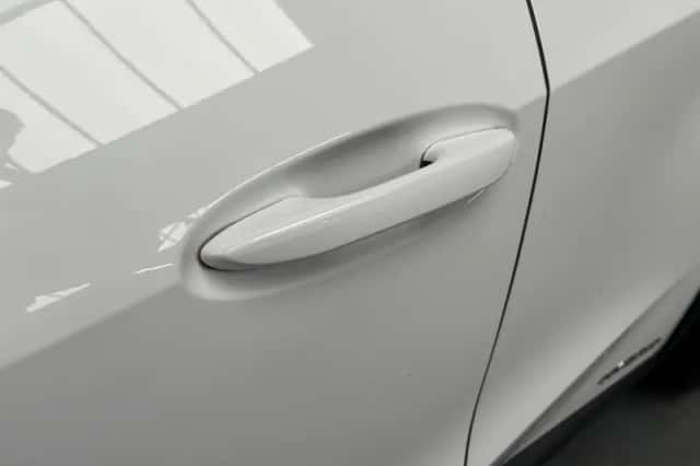 Lexus UX (2019) thumbnail 2