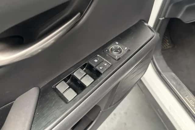 Lexus UX (2019) thumbnail 5