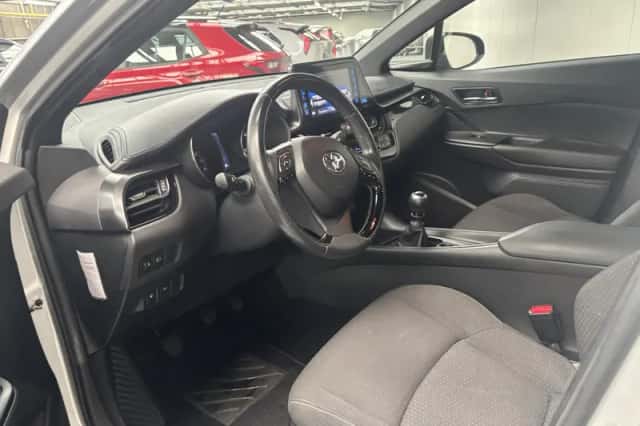 Toyota C-HR (2016) thumbnail 2