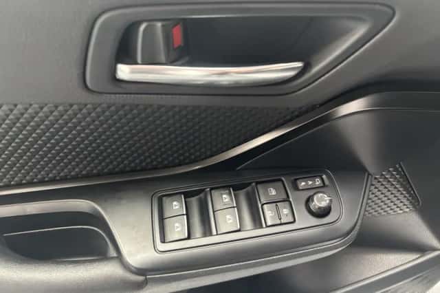 Toyota C-HR (2016) thumbnail 5