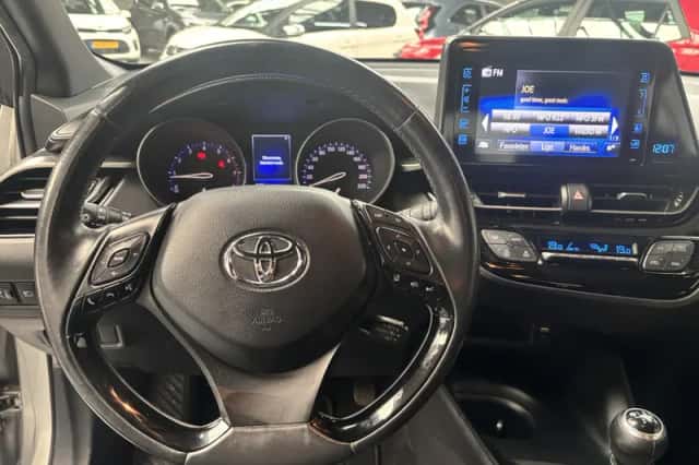 Toyota C-HR (2016) thumbnail 6