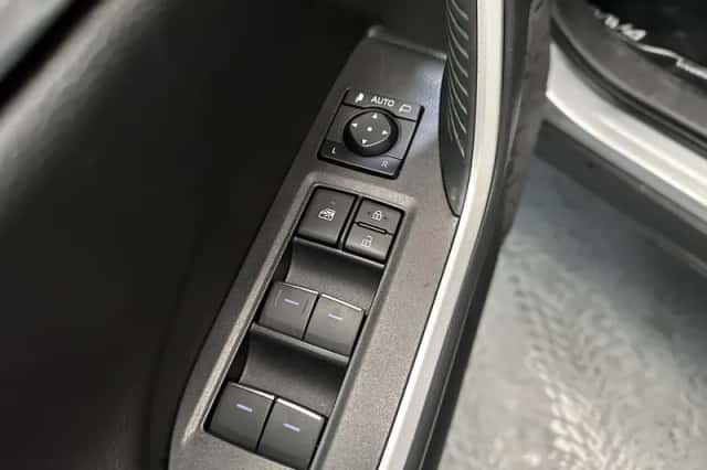 Toyota RAV4 (2024) thumbnail 3