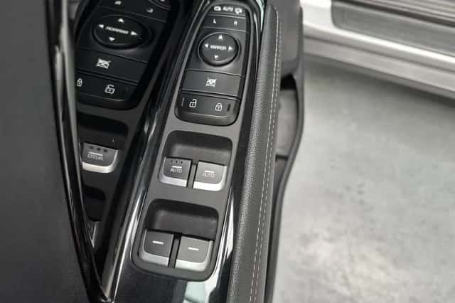 Kia Niro (2017) thumbnail 3