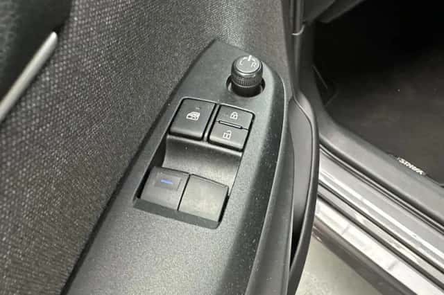 Toyota Yaris (2022) thumbnail 3
