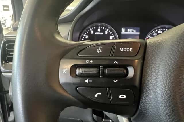 Kia Rio (2022) thumbnail 3