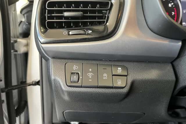 Kia Rio (2022) thumbnail 6