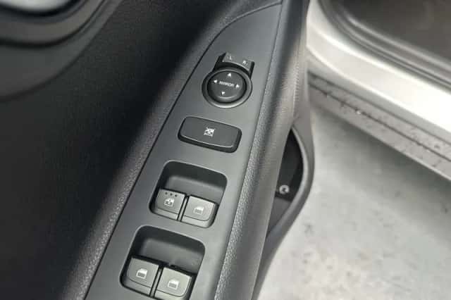 Kia Stonic (2025) thumbnail 3