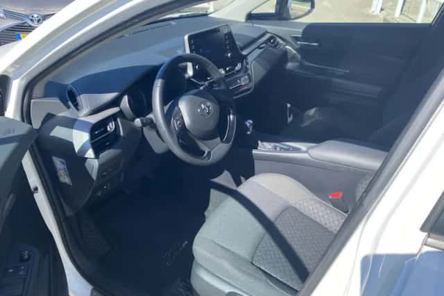Toyota C-HR (2020) thumbnail 2