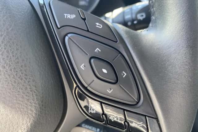 Toyota C-HR (2020) thumbnail 6